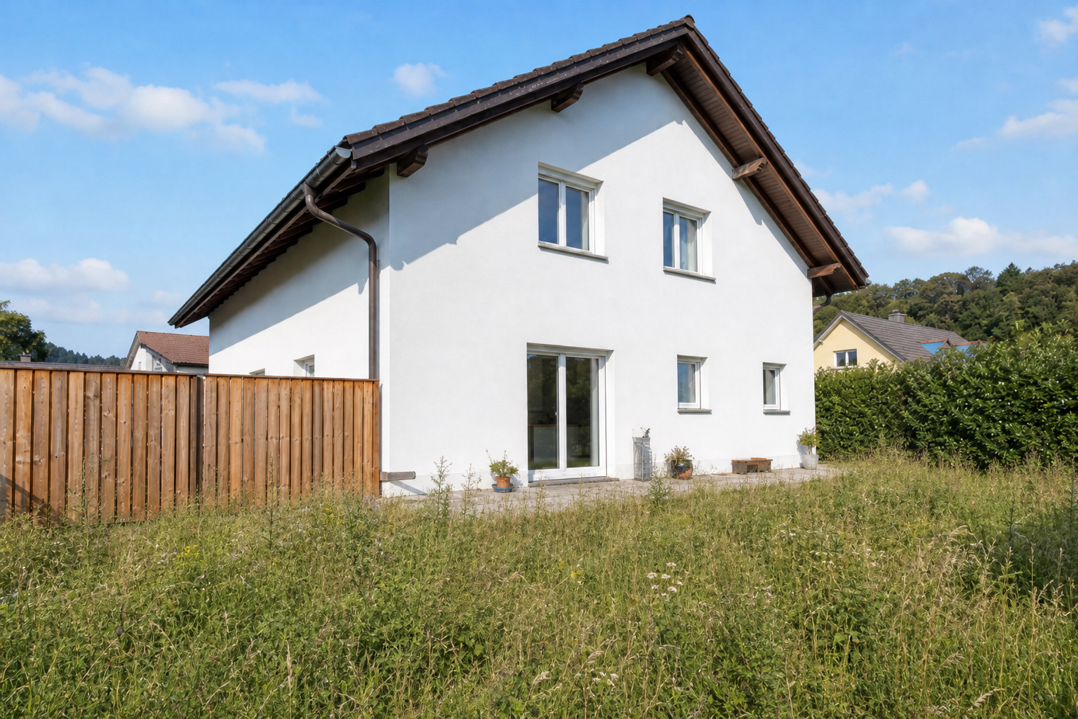 Vorher: Verwilderter Garten am Einfamilienhaus