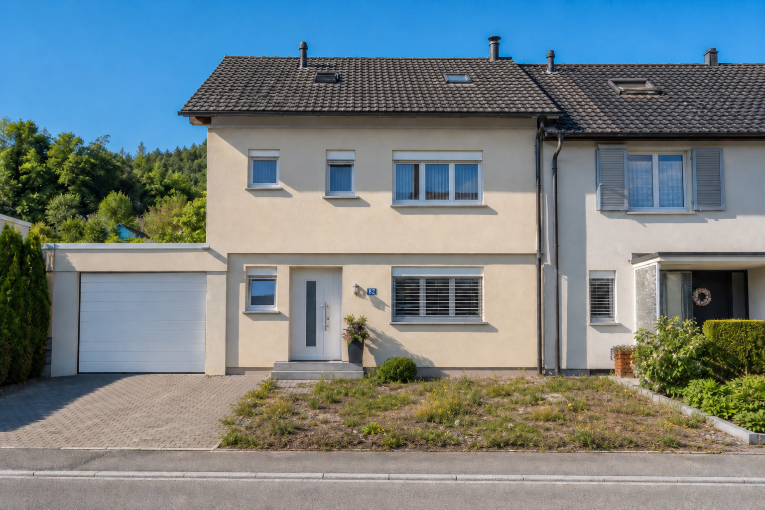 Vorher: Ungepflegter Vorgarten am Reihenhaus